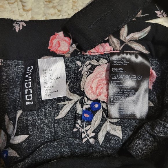 H&M (DIVIDED) pink and black floral romper, jumpsuit with shorts - Picture 4 of 4